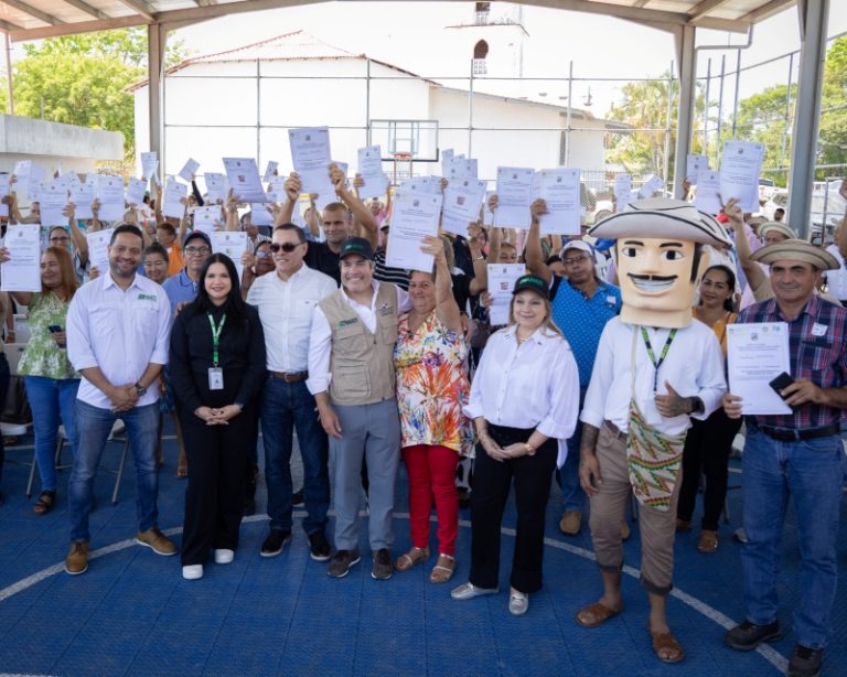 ANATI entrega 110 títulos de propiedad en Herrera y beneficia a más de 450 panameños