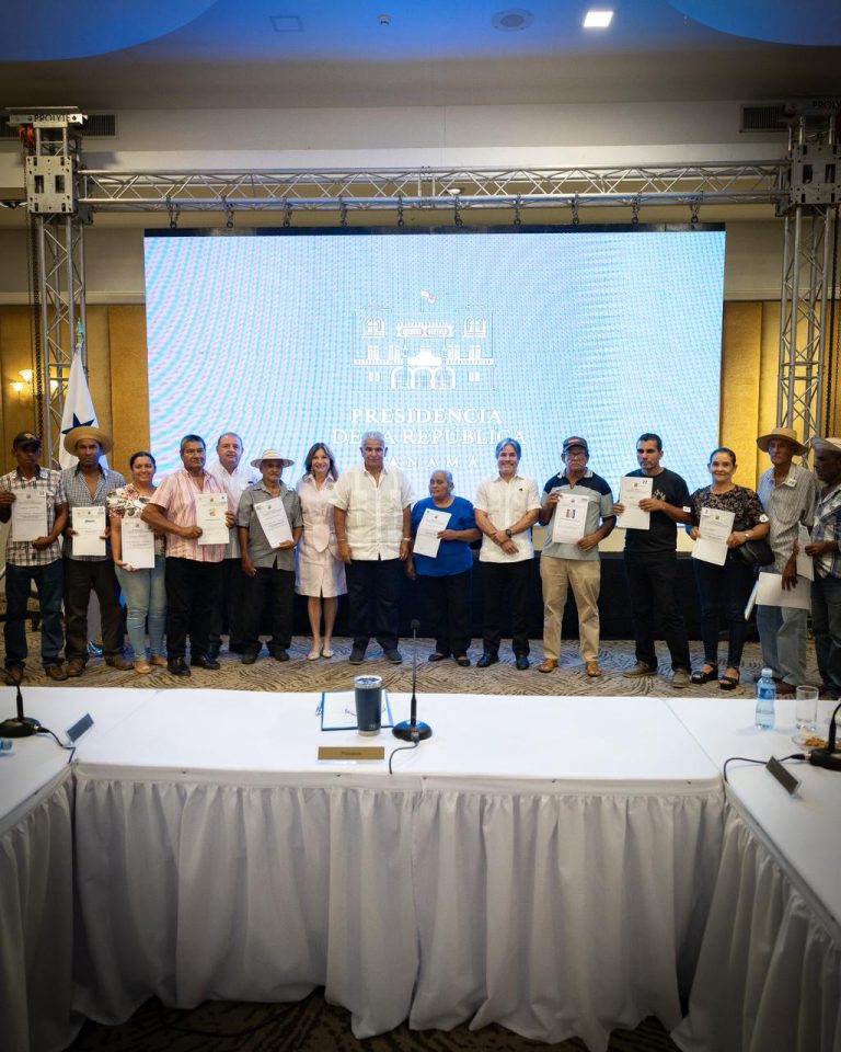 Gobierno Nacional entrega 105 títulos de propiedad en Los Santos y fortalece la seguridad jurídica de más de 400 personas